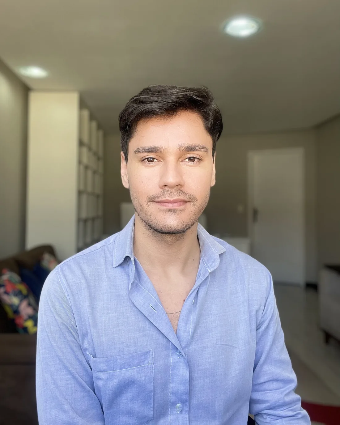Retrato de Steve Quadros Cardoso, de camisa azul